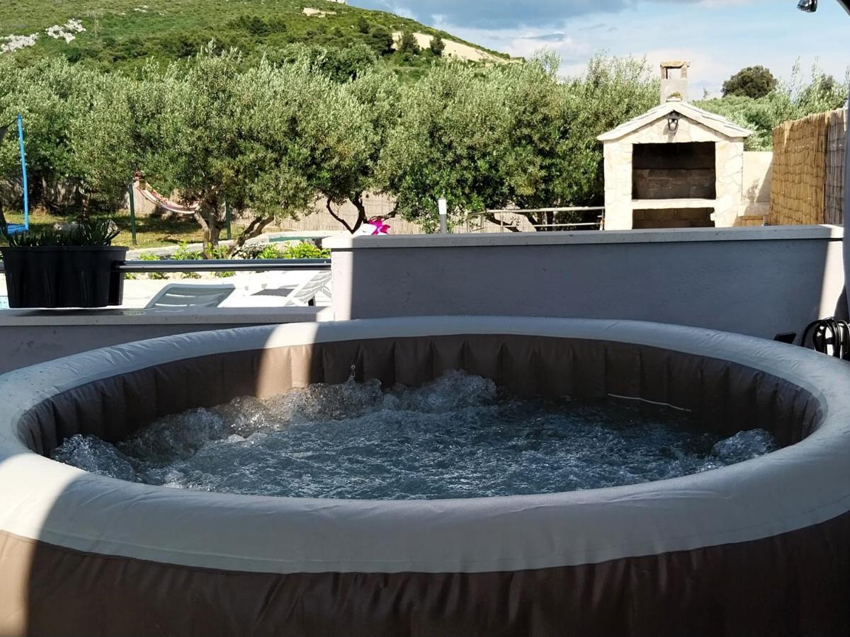 Holiday House M&A&K With Swimming Pool Каштель-Штафилич Экстерьер фото